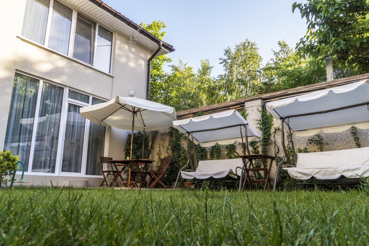 Guest House Butterfly Wing Odesa Exterior photo