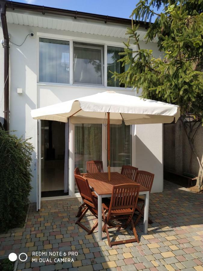 Guest House Butterfly Wing Odesa Exterior photo