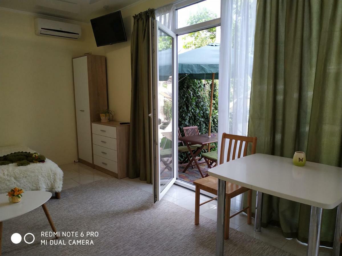 Guest House Butterfly Wing Odesa Exterior photo