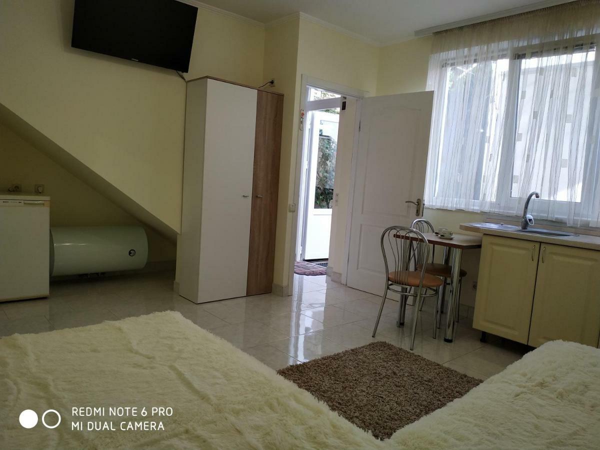 Guest House Butterfly Wing Odesa Exterior photo
